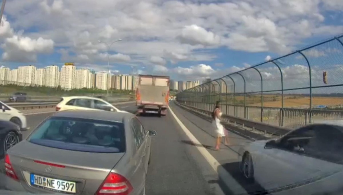 Kediyi kurtarmaya çalışan kadına otomobil çarptı