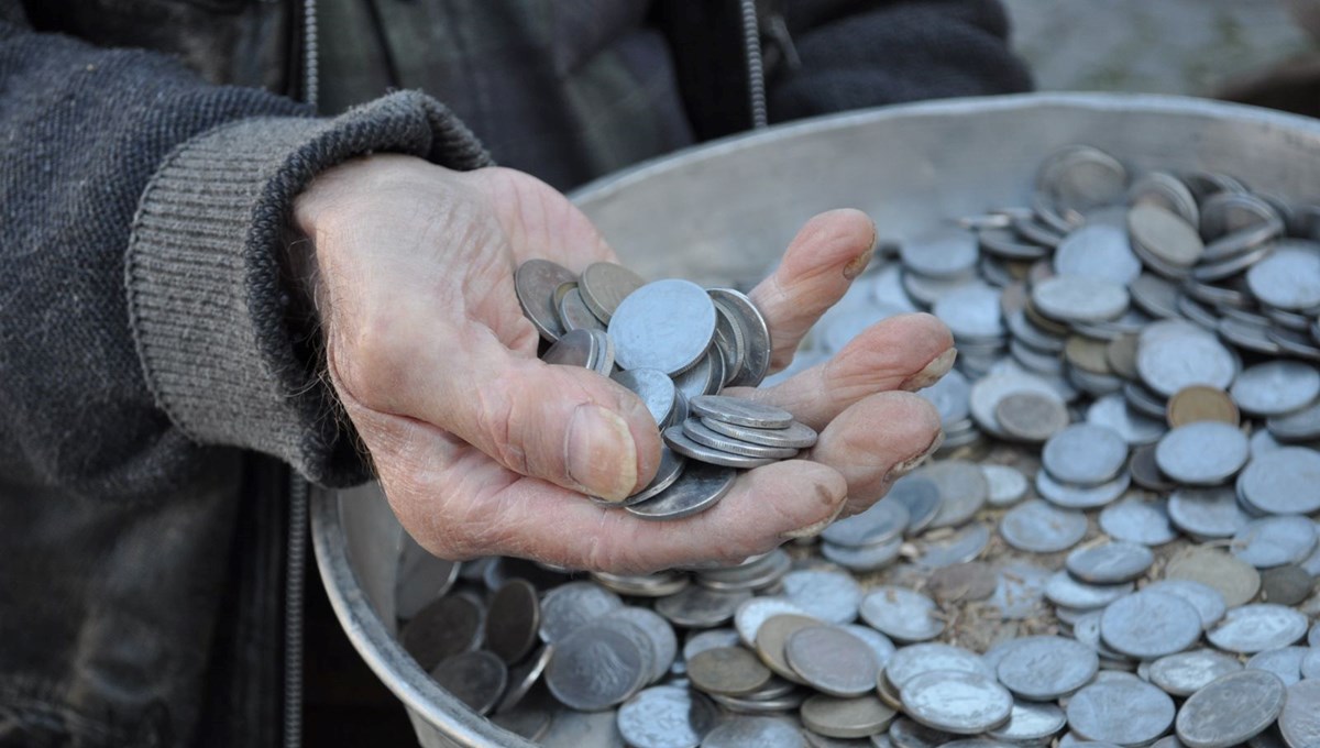 Eski paraları hurda olarak satıyor