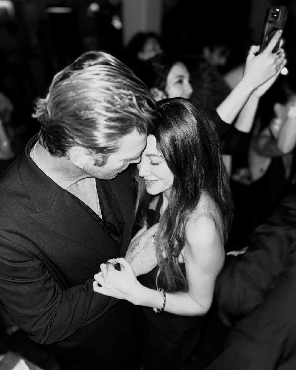 Kıvanç Tatlıtuğ gözlerden kalpler çıkarttı