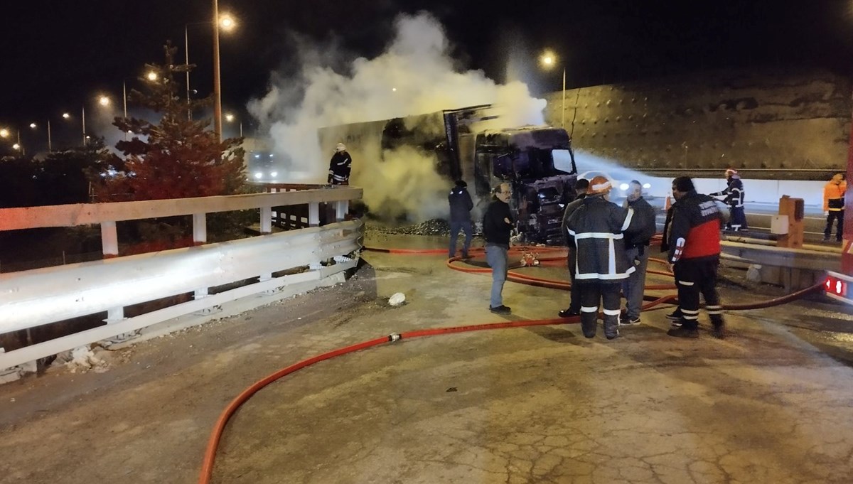 Bolu Dağı'nda mangal kömürü yüklü TIR alev aldı