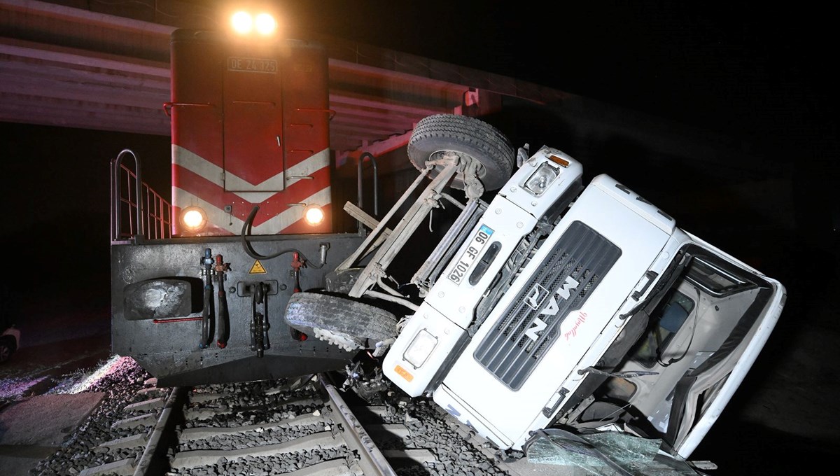 Edirne'de yolcu treni beton pompası aracına çarptı Edirne'de yolcu treni beton pompası aracına çarptı