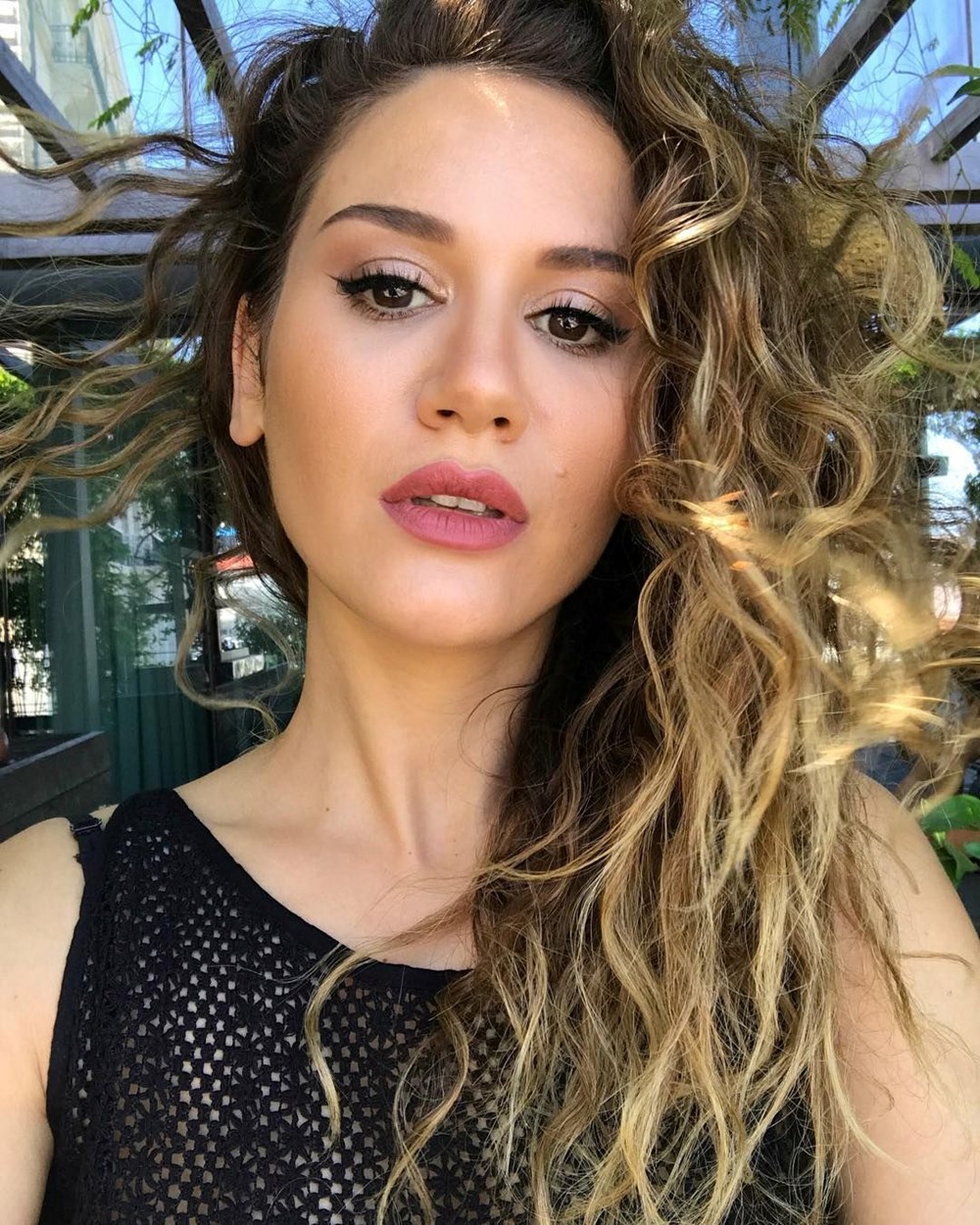 Ekin Türkmen'in Mağara Sineması: Güneşin Kıymeti Set Ekibini Bir Arada Tuttu! 72