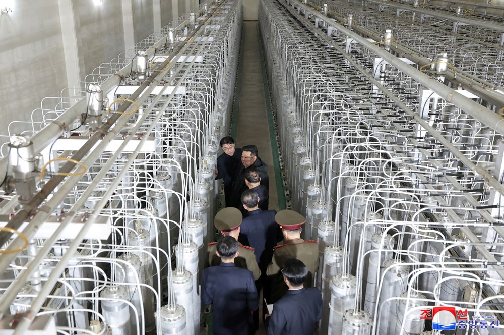 Nükleer savaşın ayak sesleri mi? Kim Jong Un fabrikaya gitti, "Silah sayısını artırın" dedi! - 2