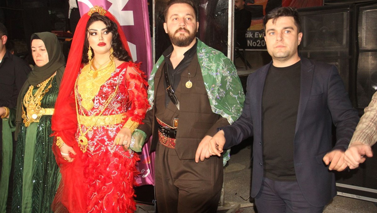 Hakkari'de aşiret düğünü: Damada 5 milyon 300 bin lira, geline 15 kilo altın takıldı Hakkari'de aşiret düğünü: Damada 5 milyon 300 bin lira, geline 15 kilo altın takıldı