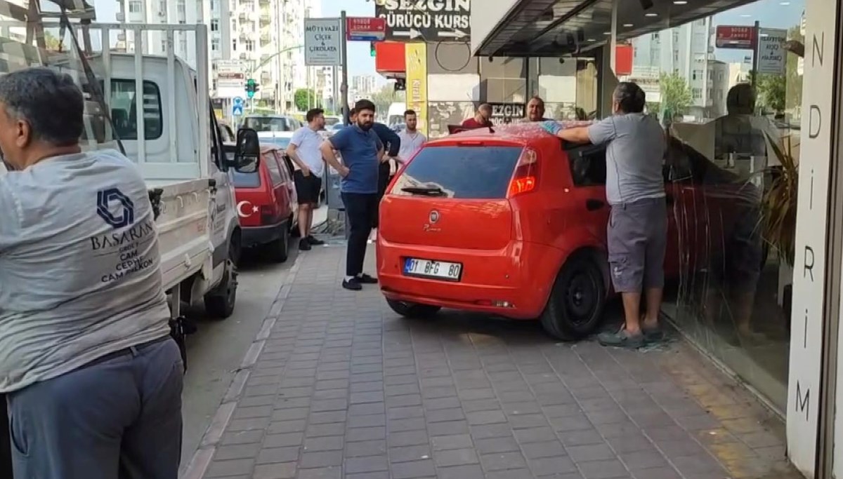 Otomobil mağazaya daldı