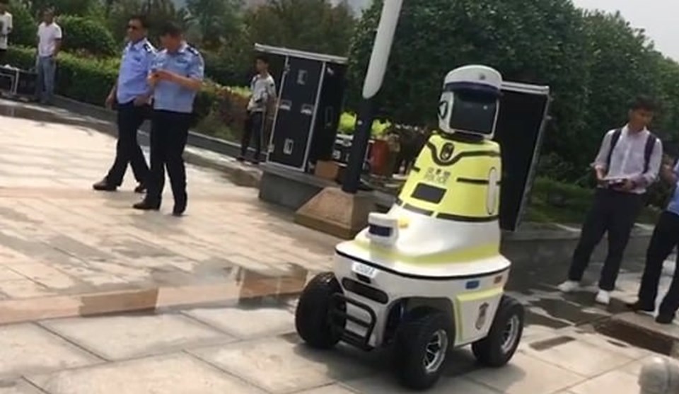 Robot trafik polisleri göreve başladı - 1