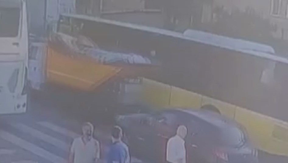 Çöp kamyonu, temizlik görevlisinin üstünden geçti