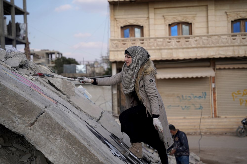 Suriyeliler acılarını bu kez deprem enkazına resmetti - 12