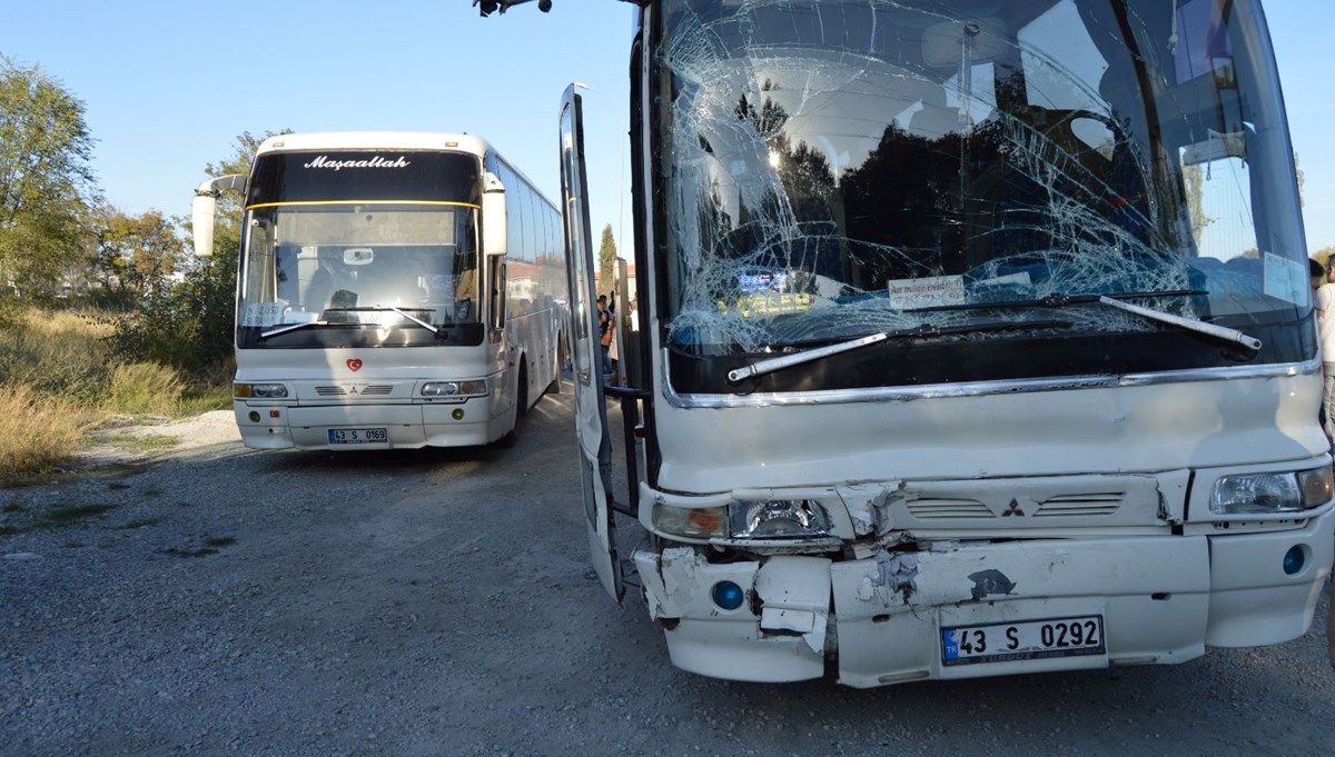 Kütahya'da işçi servisleri çarpıştı: Yaralılar var Kütahya'da işçi servisleri çarpıştı: Yaralılar var
