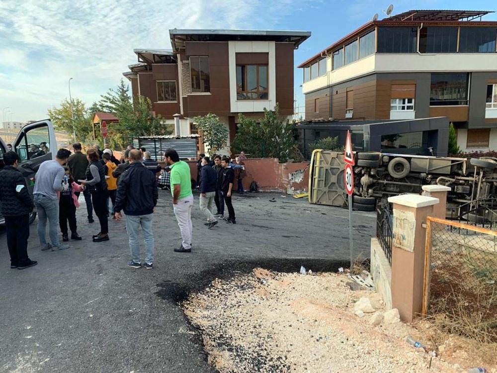 Öğrenci servisi halk otobüsüne çarptı: 14 yaralı - 1