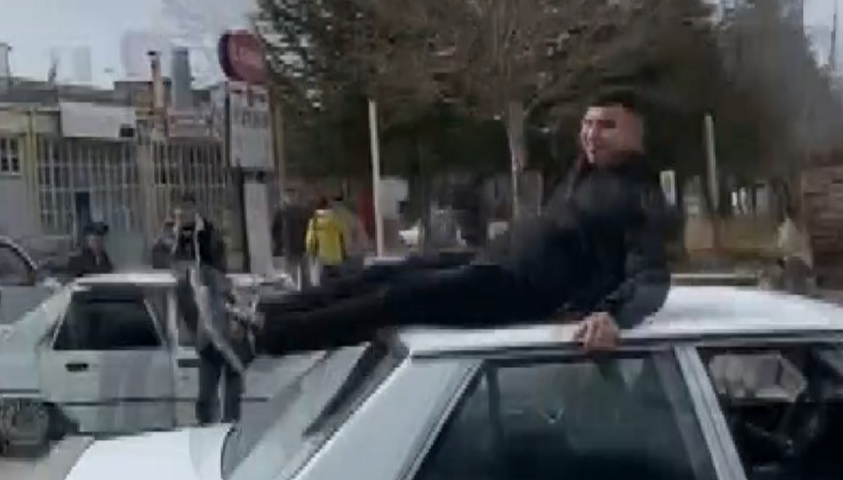 Otomobilin tavanında yolculuk: Saniyeler sonra hastanelik oldu Otomobilin tavanında yolculuk: Saniyeler sonra hastanelik oldu