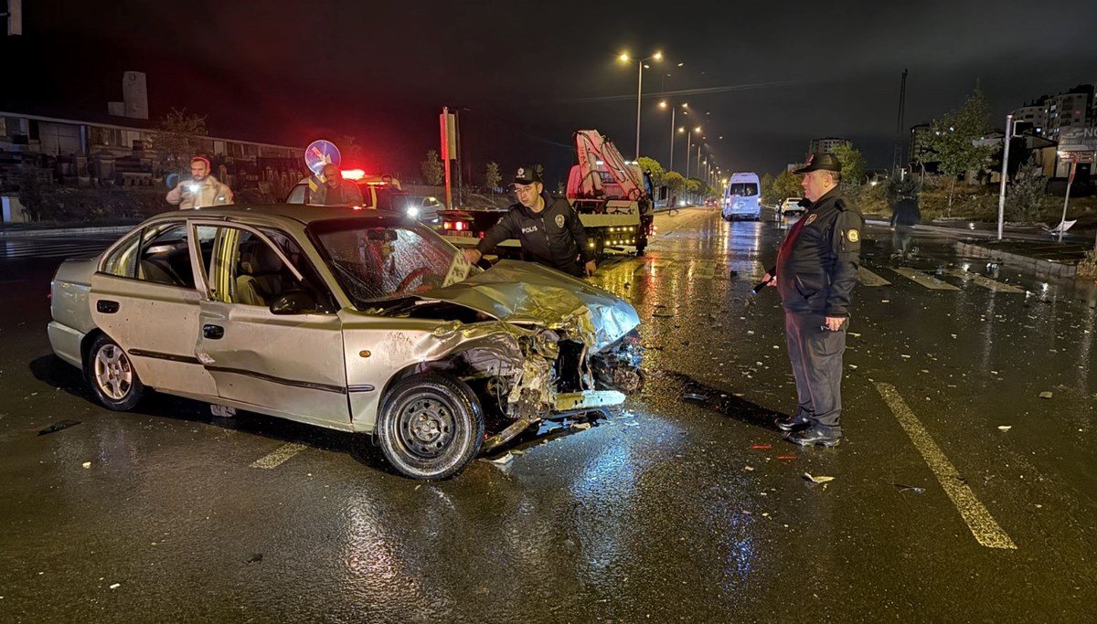 Kayseri'de servis minibüsü ile otomobil çarpıştı: 11 yaralı