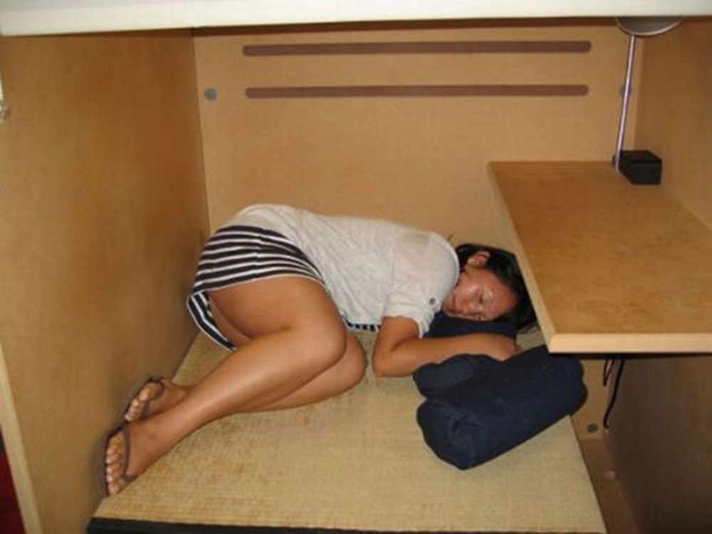 Пьяные женщины спят видео. Домашние спящие женщины. Спящие в поезде. Пьяные девушки спят в поезде.