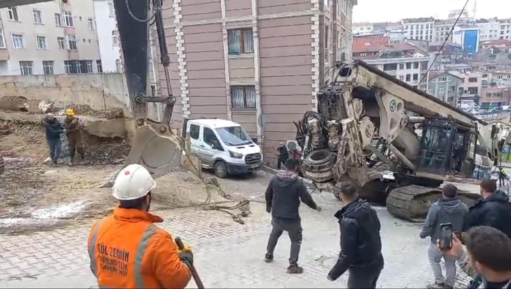 İstanbul’da korku dolu anlar: 200 tonluk makine yokuş aşağı kaydı - 1