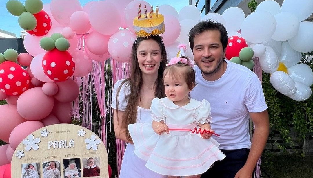 Çok Güzel Hareketler 2 oyuncularından Metin Pıhlıs'ın kızı Parla 1 yaşında