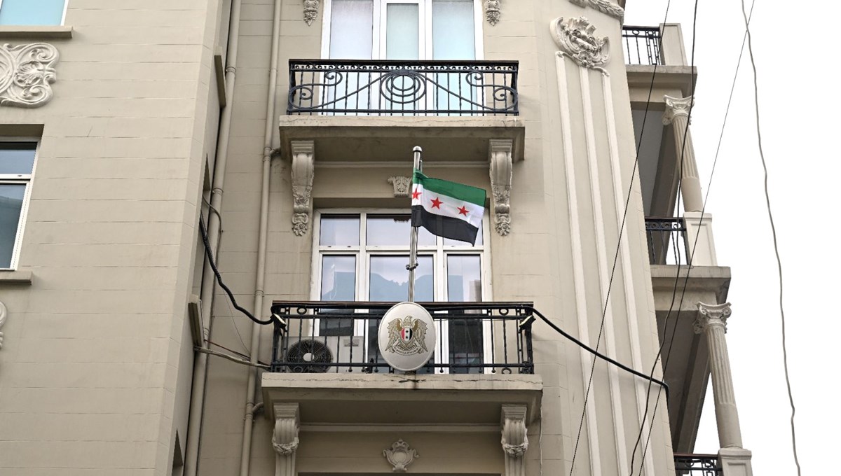 Suriye'nin İstanbul Başkonsolosluğuna muhaliflerin bayrağı asıldı Suriye'nin İstanbul Başkonsolosluğuna muhaliflerin bayrağı asıldı
