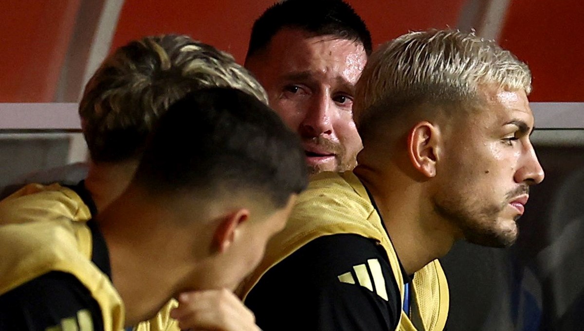 Sakatlanan Lionel Messi, gözyaşlarını tutamadı Sakatlanan Lionel Messi, gözyaşlarını tutamadı