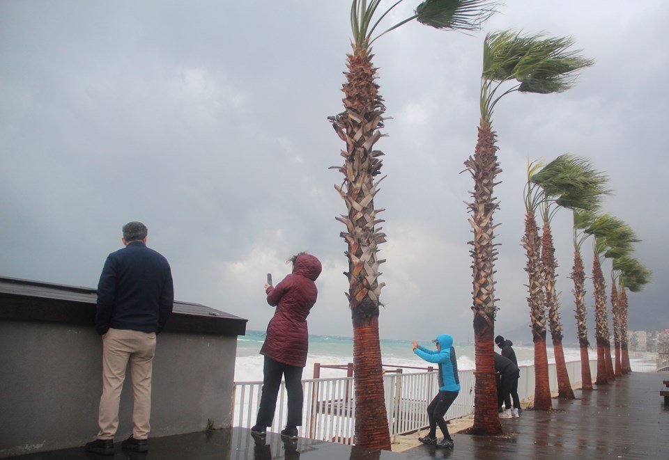 Antalya'da yağmur ve fırtına hayatı durma noktasına getirdi - 2