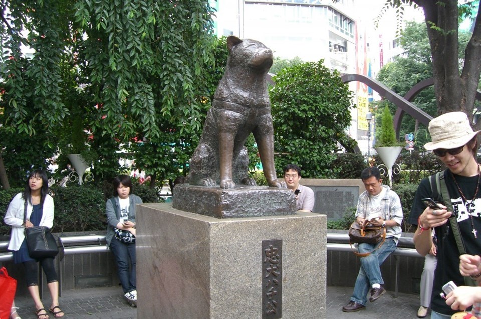 Hatchiko'nun Shibuya İstasyonu'ndaki bakır heykeli