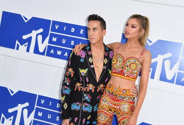 Stella Maxwell ve Jeremy Scott