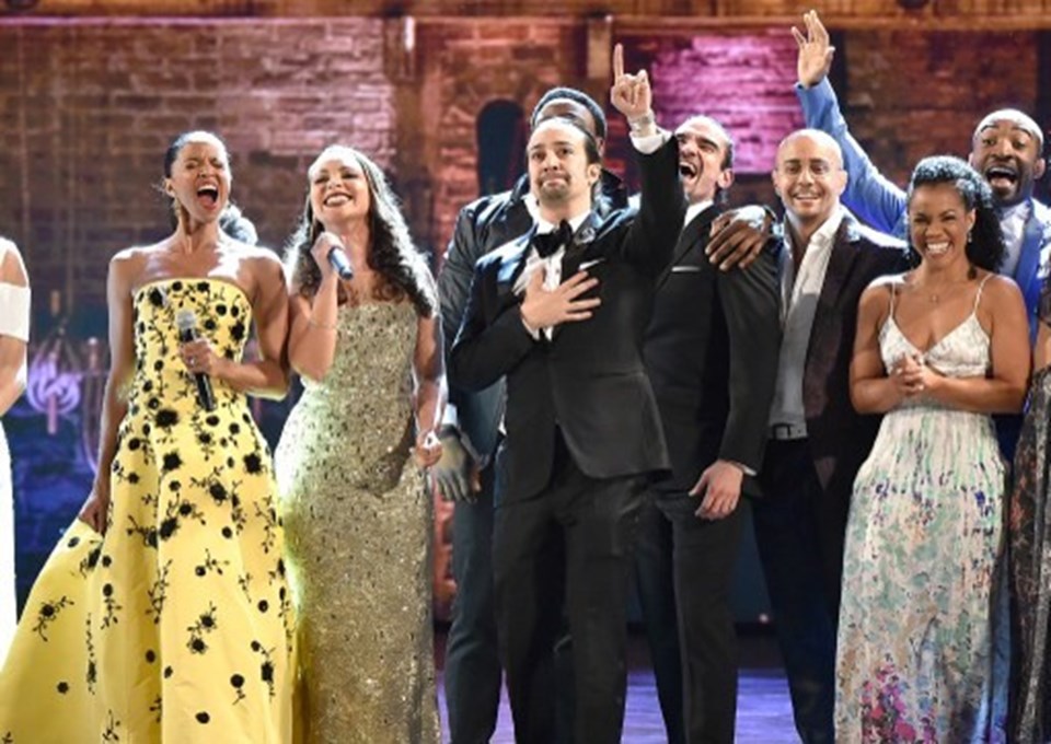 En İyi Müzikal seçilen "Hamilton"un oyuncuları sahnede.
