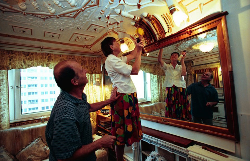 Eşi Annette, 2003'te Reeman'ın tadilat işlerine yardım ederken.