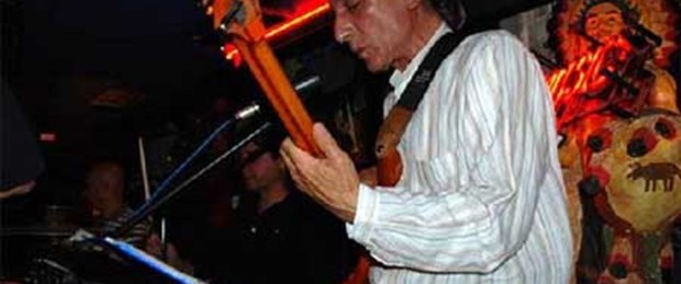 40 yıllık gitarist sahnede öldü