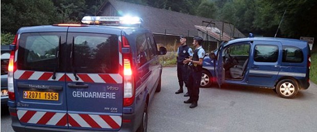 8 saat annesinin cesedinin altında saklandı