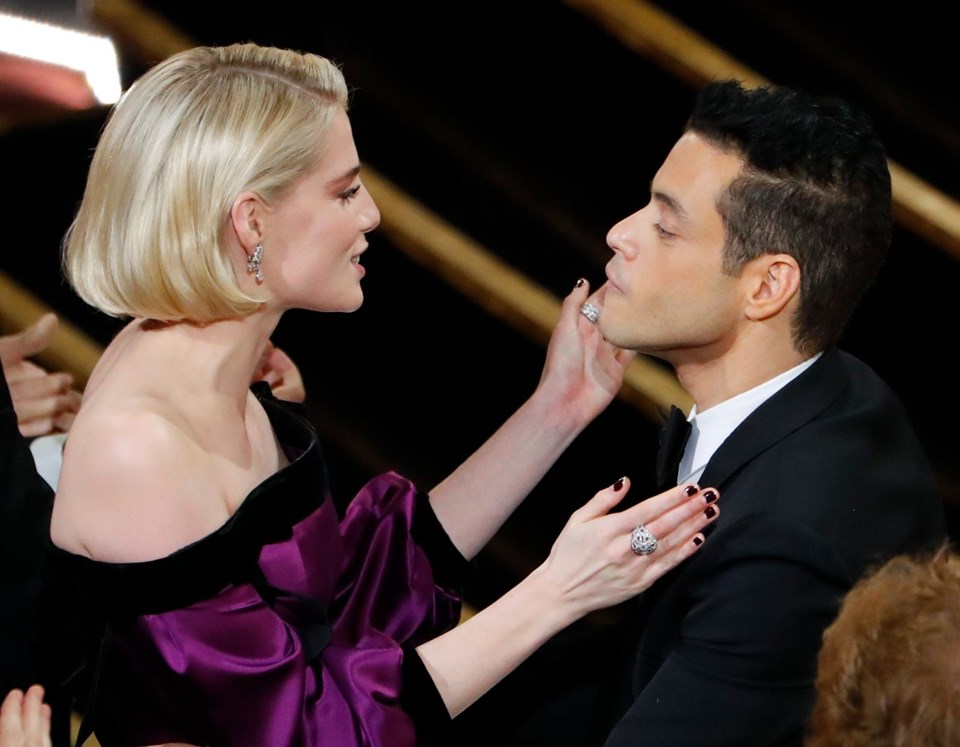 RAMI MALEK'TEN SEVİNÇ ÖPÜCÜĞÜ