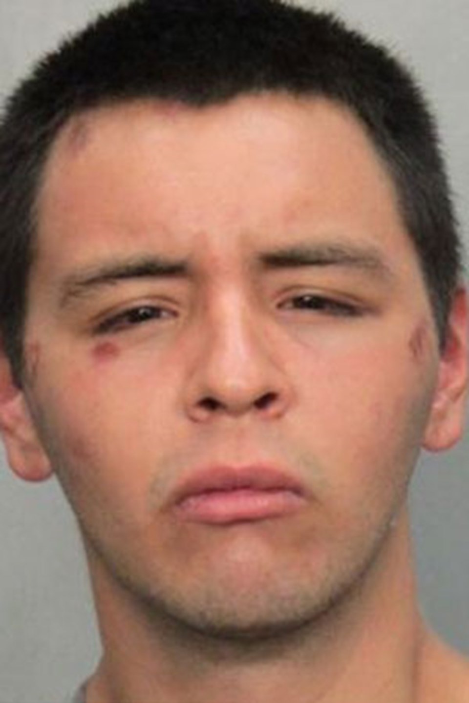 Polise saldıran Brandon De Leon