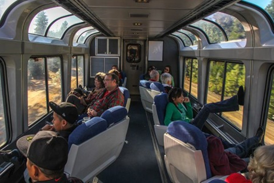 Trenlerin tasarımı sayesinde koltuğunuzu cama doğru döndürüp, doya doya manzarayı seyredebiliyorsunuz. Ayrıca California State Railroad Müzesi çalışanları, trene uğrayıp size çevreyle alakalı bilgiler veriyor.