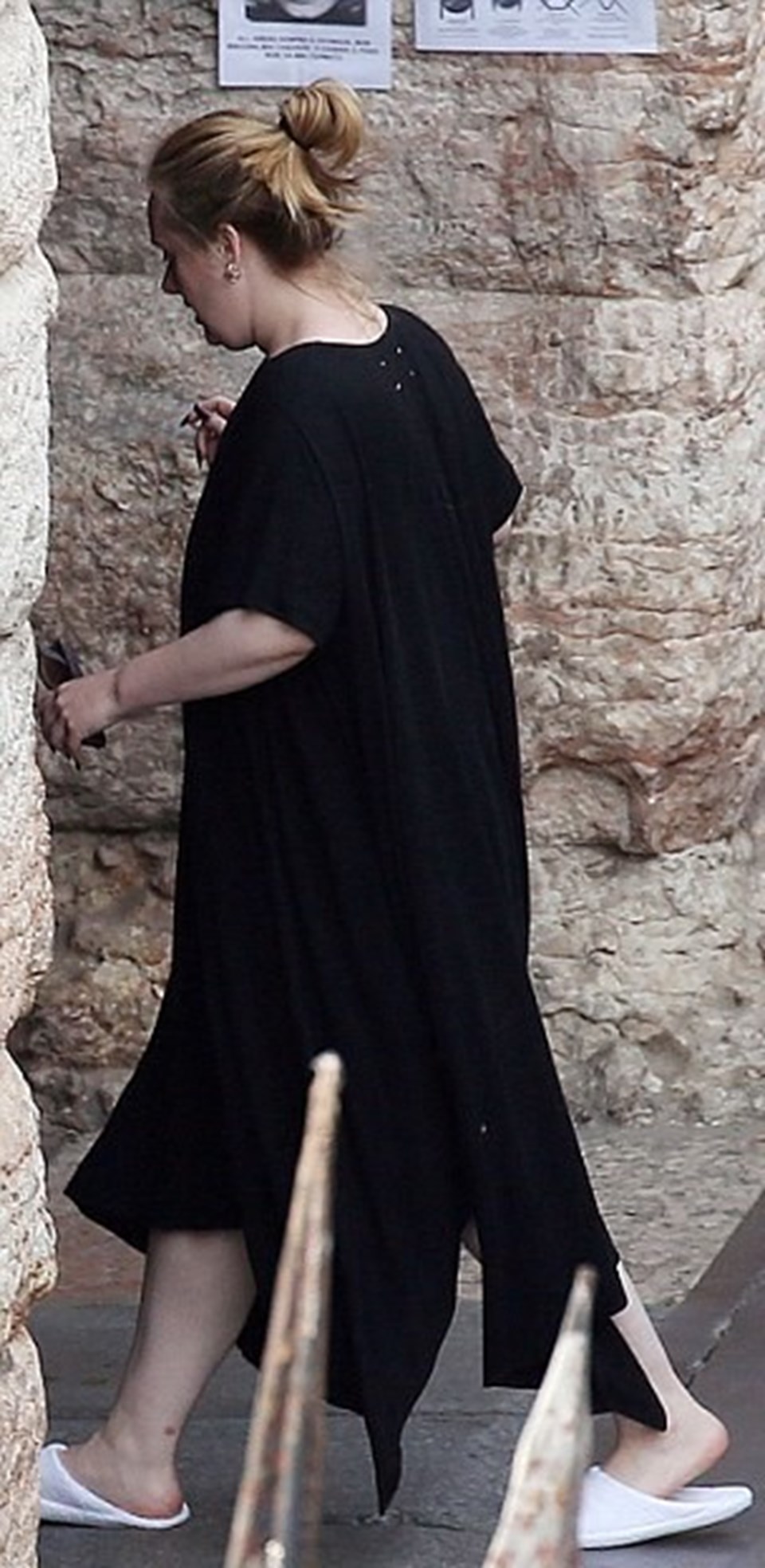 İngiltere'nin gelmiş geçmiş en zengin kadın şarkıcısı olan Adele, sahne dışında sadeliği tercih ediyor.