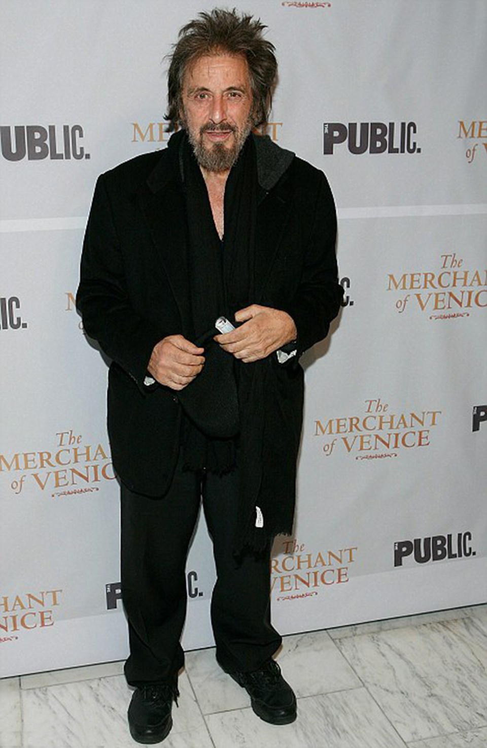 Pacino üzerine oturmayan hırpani kıyafetiyle Hollywood yıldızından çok bir evsizi andırıyordu