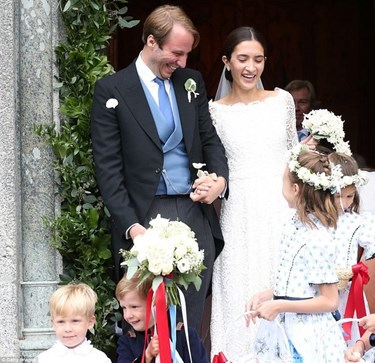 Evlenmeye karar veren çift, önceki gün çok sevdikleri İsviçre Alplerinde peri masallarını andıran bir düğünle dünya evine girdiler.