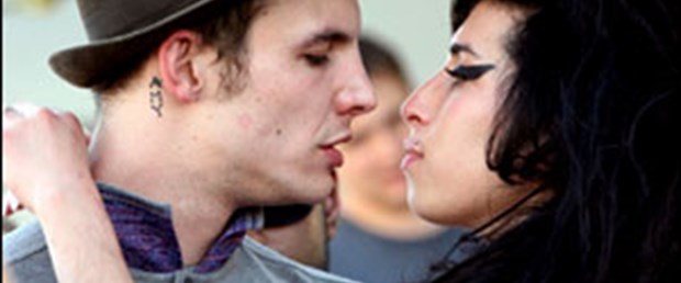 Amy Winehouse boşanıyor