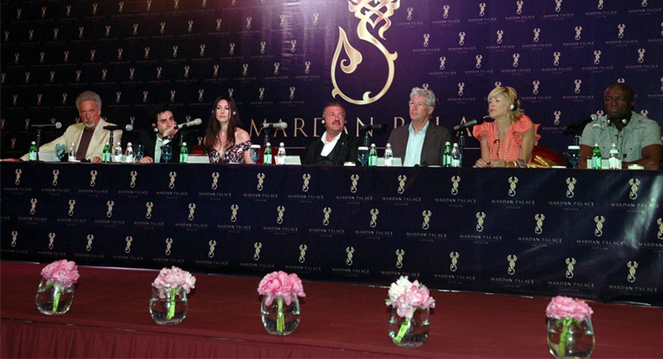 Otel açılışına Tom Jones, Monica Bellucci, Richard Gere, Sharon Stone ve Seal İsmailov'la birlikte katıldı.