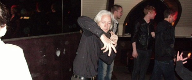 Assange'ın apaçi dansı