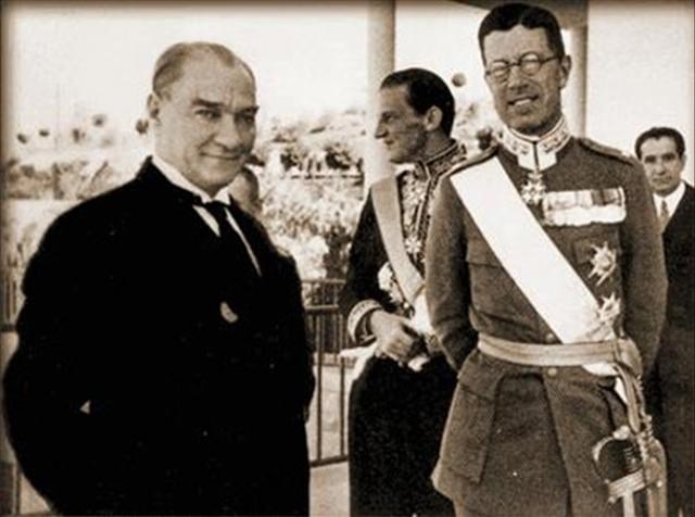 Ataturk'un gulen fotoğrafları