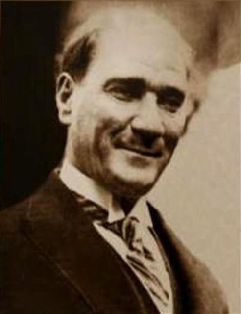 Ataturk'un gulen fotoğrafları