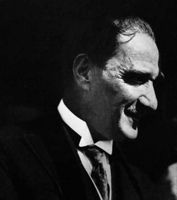Ataturk'un gulen fotoğrafları