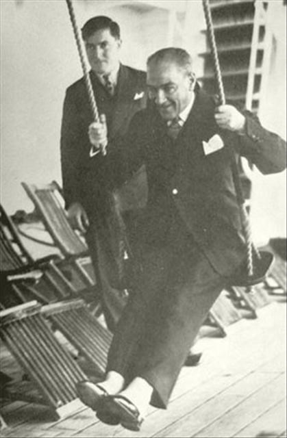 Ataturk'un gulen fotoğrafları