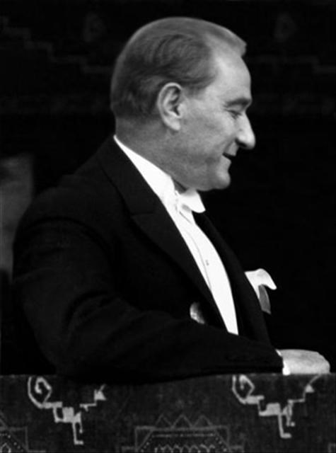 Ataturk'un gulen fotoğrafları