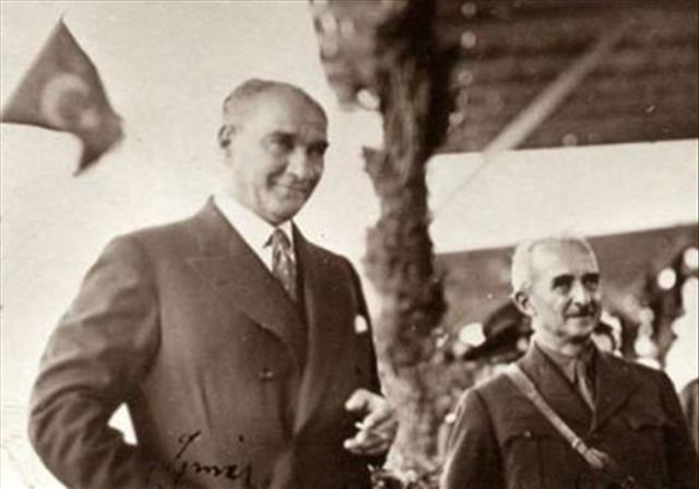 Ataturk'un gulen fotoğrafları