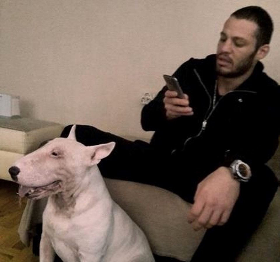 Survivor şampiyonu Atakan, köpeğini yanından hiç ayırmıyor.