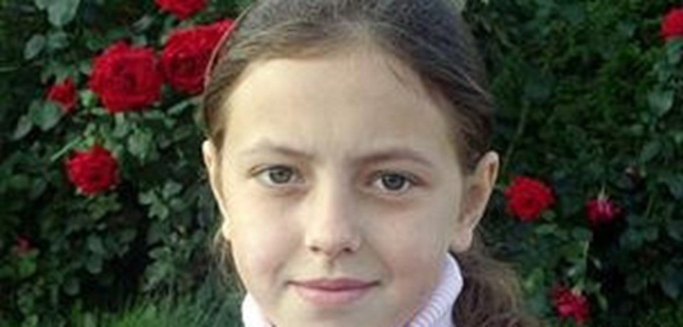 Anya da kendisini yetiştiren aileden ayrılmak istemiyor.