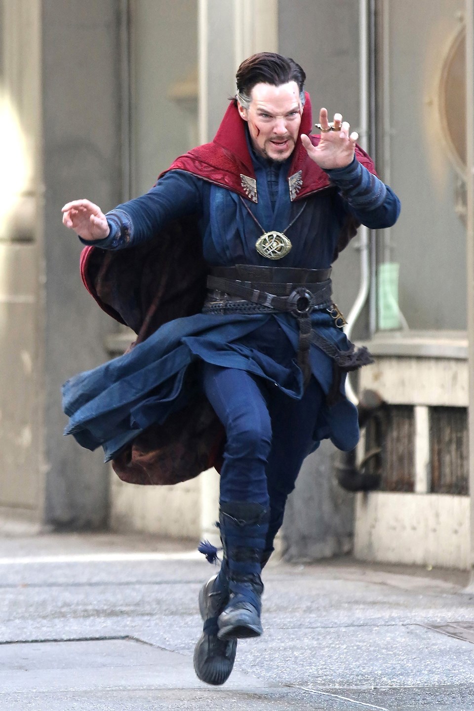 Benedict Cumberbatch, nisan ayında çekimleri yapılan "Doctor Strange" filminin setinde.