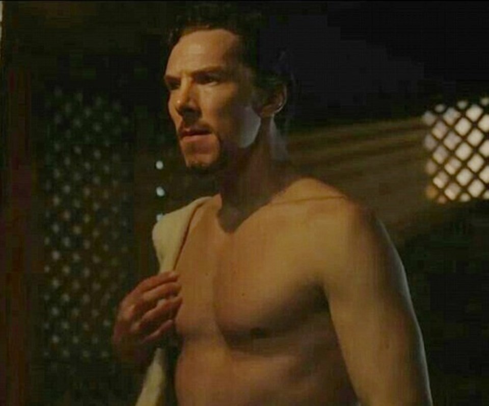 "Doctor Strange" filminden bu karede oyuncunun özel çalışmayla sahip olduğu kaslı vücudu görülüyor.