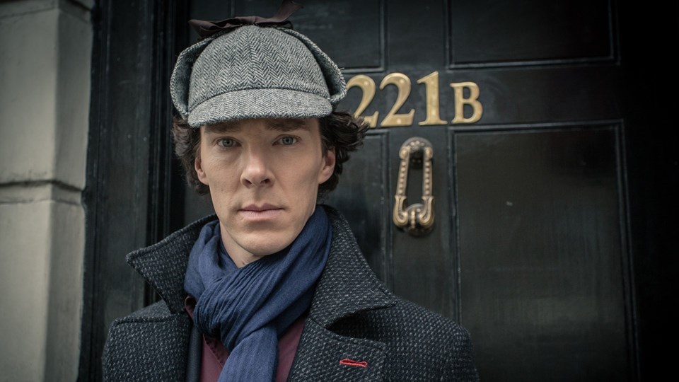 Benedict Cumberbatch, Mark Gatiss tarafından televizyon için geliştirilen, Sir Arthur Conan Doyle'un aynı adı taşıyan romanlarından uyarlanan İngiliz dizisi “Sherlock”ta canlandırdığı Sherlock Holmes karakteri ile ünlendi.