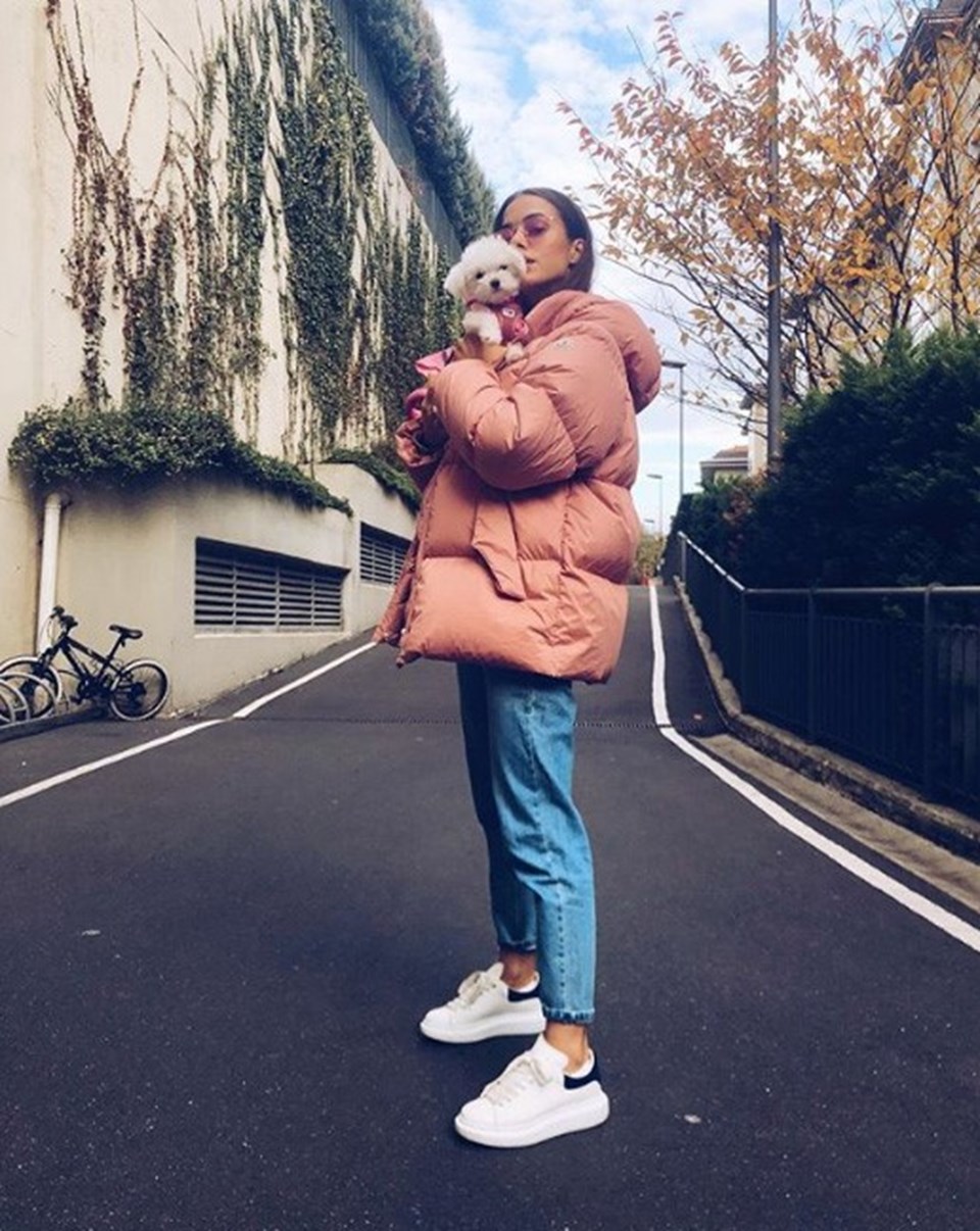 Moncler marka mont, Alexander McQueen marka ayakkabı giyen Soral'ın kombinin fiyatı 15 bin TL
