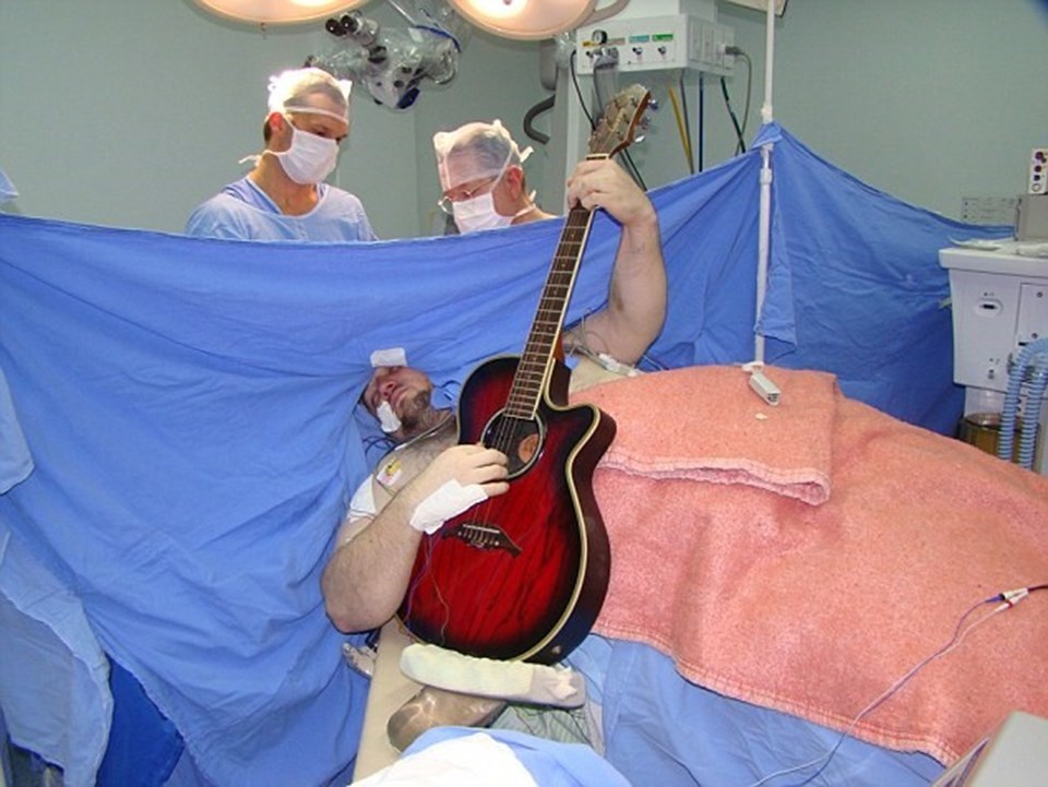 Baba olduktan 15 gün sonra beyninde tümör olduğunu öğrenen 33 yaşındaki adam 20 yıldır profesyonel olarak gitar çalıyor.
